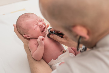 Neugeborenes beim Arzt