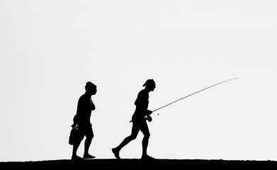Obraz premium Мужчина и женщина идут на рыбалку 