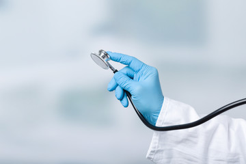 Doktors Hand mit Stethoskop