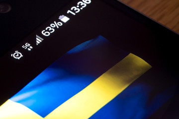 Fototapeta premium Smartphone 5G network 25 per cent charge and Sweden flag