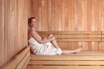 Junge Frau in der Sauna