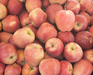 Closeup heap sweet fresh ripe red apples. Fruit backround. Healthy food. Fall harvest, farming agricultural concept (selective focus)
