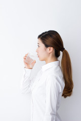 水を飲むアジア人女性