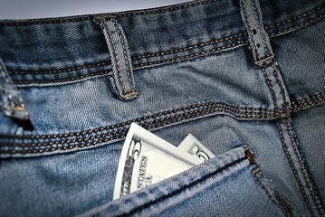 Деньги в кармане/ Банкнота в заднем кармане джинсовых брюк - 138806125