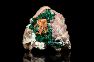 Dioptas, Kupfermineral, schwarzer Hintergrund, Rohstein, Mineral