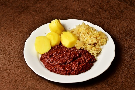 Typisches Essen aus dem Spreewald , Grützwurst mit Sauerkraut und Kartoffeln 
