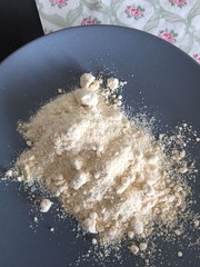 Kokosmehl auf grauem Teller