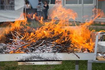 Preparation of the barbecue with vine shoots of inflamed