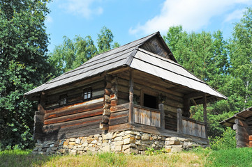 Obraz premium Ancient carpatian hut in forest