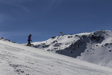 Fototapeta na wymiar Esquiadores en la nieve