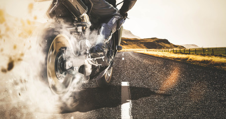 Motorrad Burnout auf Landstraße - obrazy, fototapety, plakaty