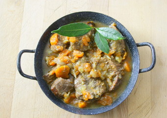 boeuf bourguignon dans poelon ,fond bois