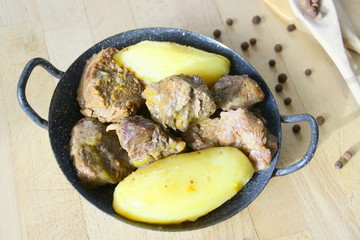 boeuf bourguignon avec pomme de terre dans poêle 