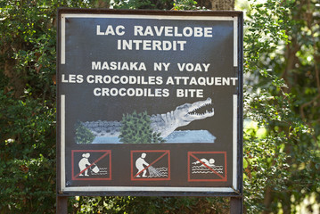 Fototapeta premium panneau attaque de crocodile, Parc National d'Ankarafantsika, Lac Ravelobe, Madagascar