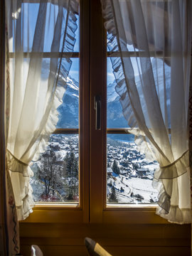 Fototapeta Berner Oberland, Chalets, Grindelwald, Interlaken-Oberhasli, Kanton Bern, Orstansicht Grindelwald durch ein Fenster , Schweiz,