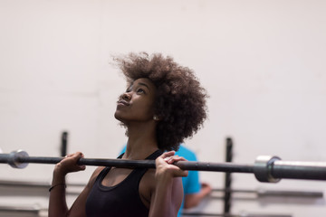 Fototapeta na wymiar black woman lifting empty bar