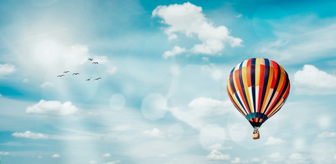 Fototapeta premium Balon na gorące powietrze na niebie