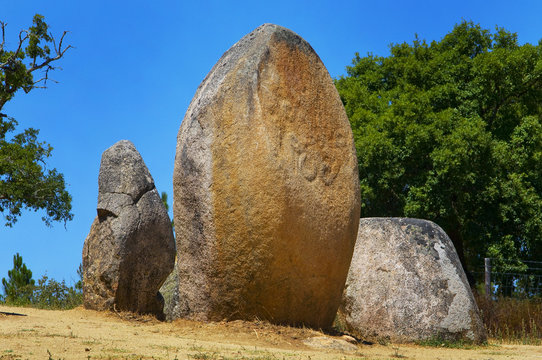 Menhires con petroglifos del Chr&oacute;mlech Dos Almendres