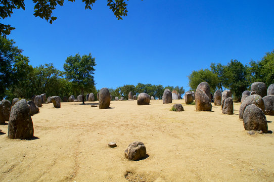 Chr&oacute;mlech Dos Almendres, menhires del Neol&iacute;tico
