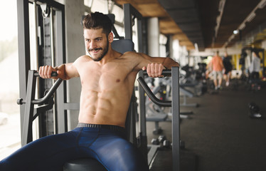 Fototapeta na wymiar Determined man working out in gym