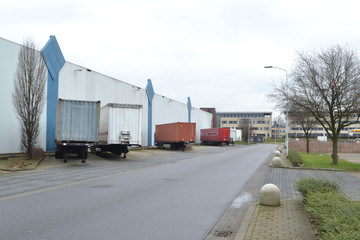 Geparkeerde containers op een industrieterrein naast een weg
