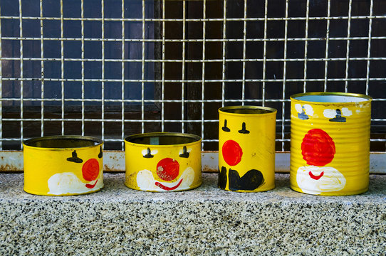 Latas para cenicero pintadas como payasos