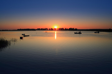 Fischerboote in der Ostsee bei Sonnenuntergang, Insel Rügen, Deutschland