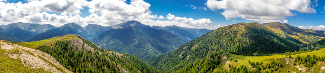 Fototapeta na wymiar Gipfelpanorama über die Nockberge in Österreich