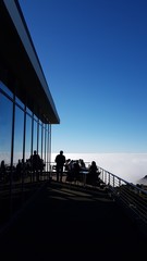 Außenterrasse über den Wolken mit stahlblauem Himmel - fantastisch, ein Hochgenuss, eine...