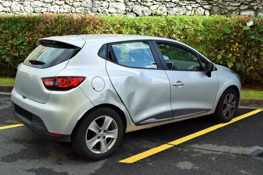 PKW mit Blechschaden nach Unfall an der hinteren Beifahrerseite  - Komplette Seitenansicht