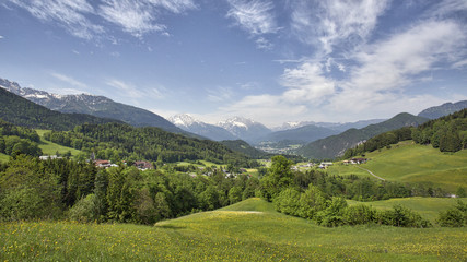 Obraz premium Overlooking mountain town of Oberau, Germany from the Rossfeld Panorama road.