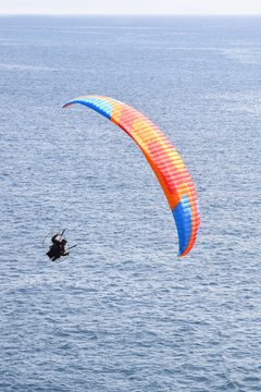 Paraglider mit Rotor &uuml;ber dem offenen Meer vor der K&uuml;ste