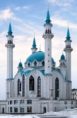 Fototapeta na wymiar White mosque with minarets in Russia