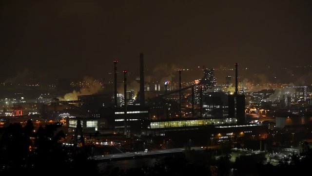 Nachtaufnahme im Industriegebiet Linz, Österreich