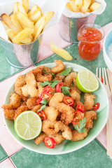 Gebackene Shrimps und Tintenfischringe