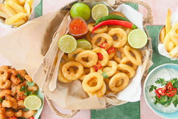 Gebackene Shrimps und Tintenfischringe