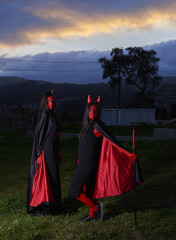 Dos mujeres jóvenes disfrazadas de demonio en Halloween
