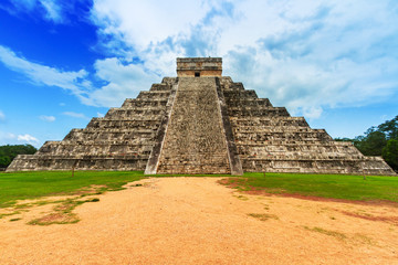 Fototapeta na wymiar Kukulkan pyramid in Chichen Itza, Mexico