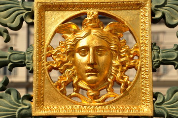 Goldene Schablone auf dem Zaun des Königspalastes