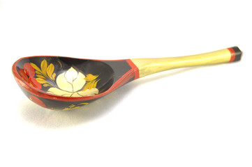 Деревянная ложка на белом фоне крупным планом