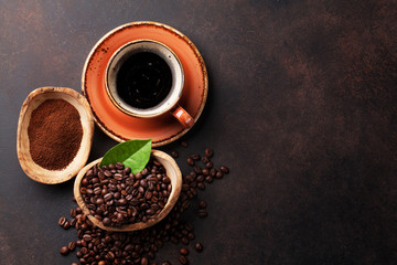 Obraz na płótnie Canvas Coffee cup, beans and ground powder