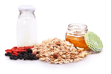 Müsli mit Zutaten Honig Goji Aronia Milch