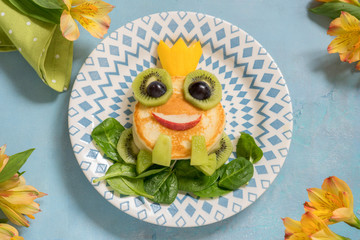 Naklejka premium Breakfast for kids - frog prince pancake