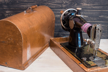 Старинная швейная машинка.