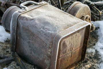 Rostigt skrot som ligger ute en vinterdag