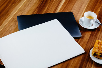 Blanko Zeitung auf Tisch zum reinretuschieren