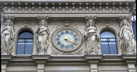 Fototapeta na wymiar Paris - Horloge sur immeuble