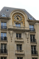 Fototapeta na wymiar Paris - Rue des Italiens - Horloge sur immeuble