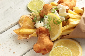 Backfisch Pommes Kartoffelchips Fish and Chips Tüte Tisch