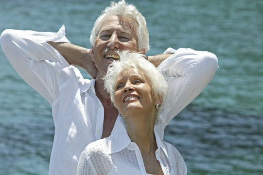 Glueckliches Senioren Paar im Urlaub am Meer